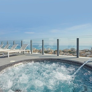 un jacuzzi en la azotea de un hotel con vistas al océano