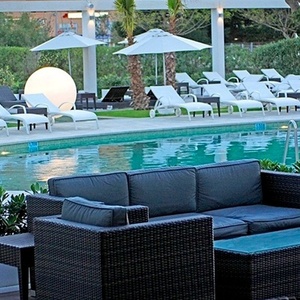 una piscina rodeada de muebles y sillas de playa