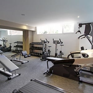 ein Fitnessstudio mit vielen Geräten und einem Laufband