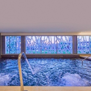 una piscina llena de agua y una escalera que conduce a ella