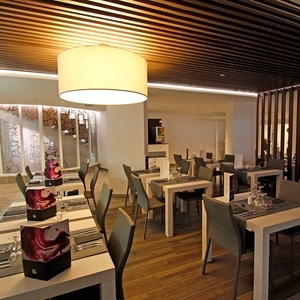 ein Restaurant mit vielen Tischen und Stühlen