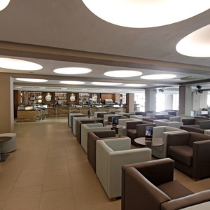 ein Wohnzimmer mit vielen Stühlen und einer Bar