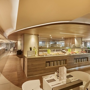 un buffet en un restaurante con mesas y sillas