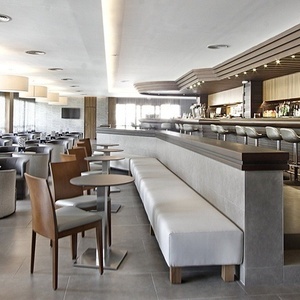 un restaurante lleno de mesas y sillas y un bar