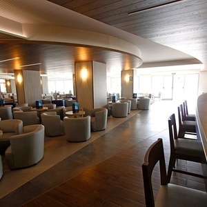 un restaurante con sillas y mesas y un bar