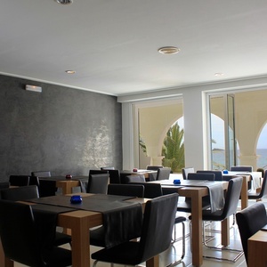 un restaurante con muchas mesas y sillas