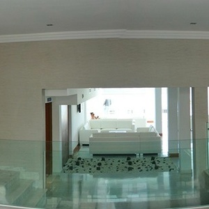 una vista panorámica de una habitación con una mujer en la recepción