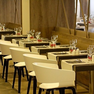 una fila de mesas y sillas en un restaurante