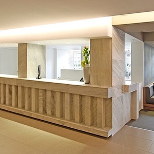 ein Hotel-Lobby mit einem weißen Schreibtisch und einem Couchtisch