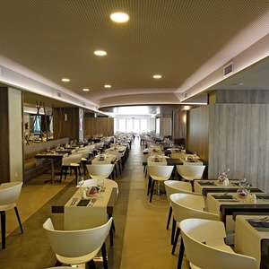 una larga fila de mesas y sillas en un restaurante