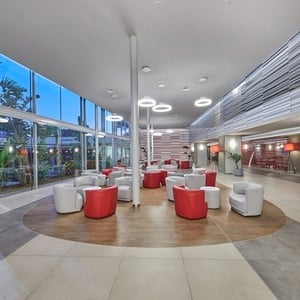 una sala de estar con muchas sillas rojas y blancas