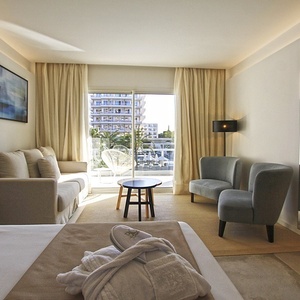 una habitación de hotel con un sofá y dos sillas