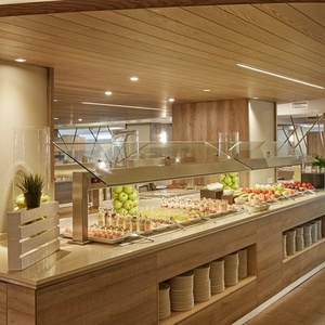 un buffet con muchas frutas y verduras en un restaurante