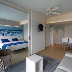 una habitación con una cama y un ventilador de techo