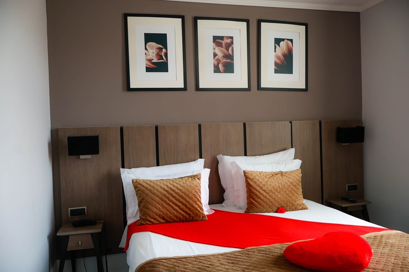 Quarto twin com decoração moderna e foco no bem-estar em Vizela.
