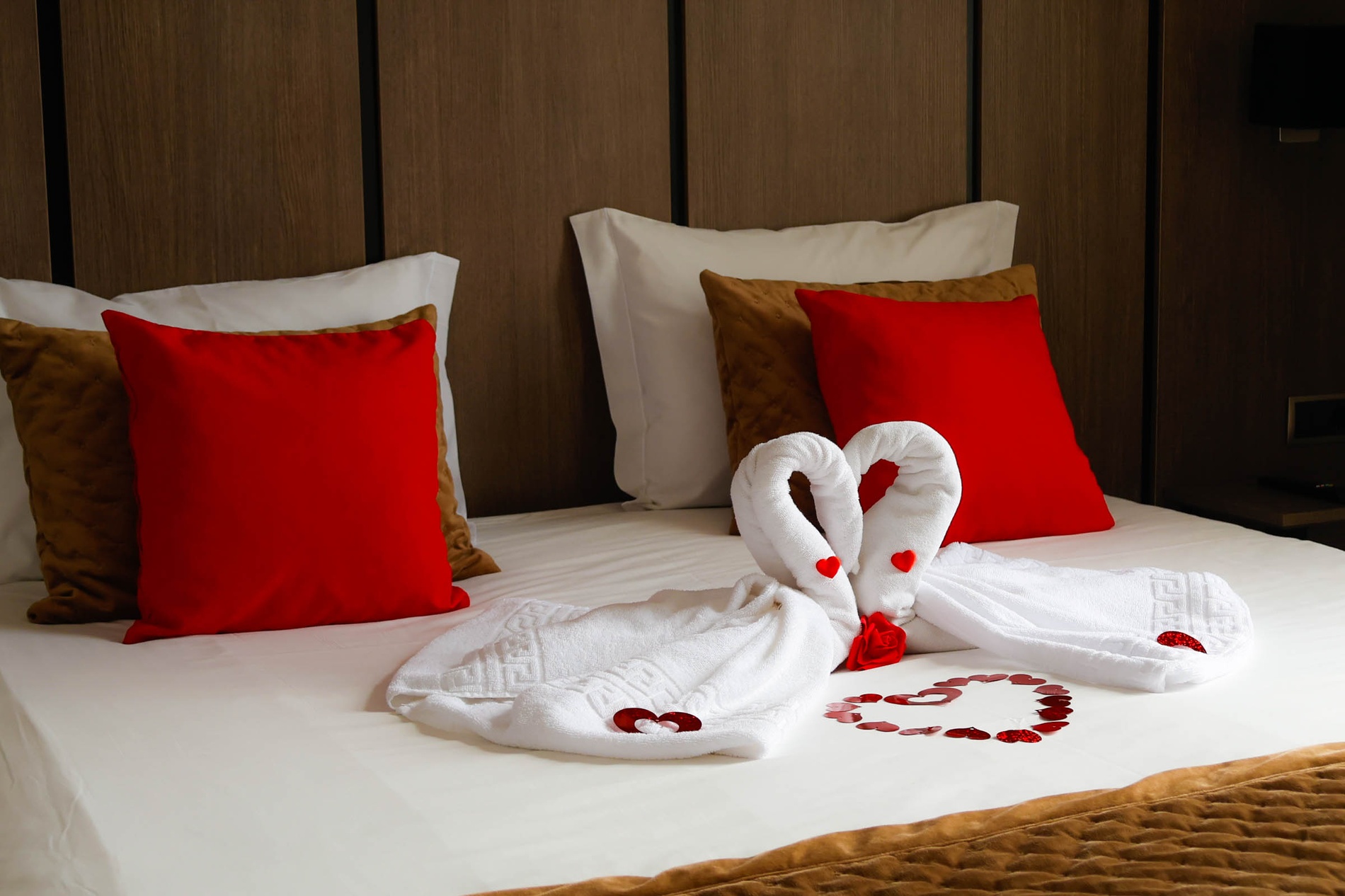 Quartos de luxo: cisnes de toalha, corações e rosa no Hotel Bienestar Termas de Vizela.