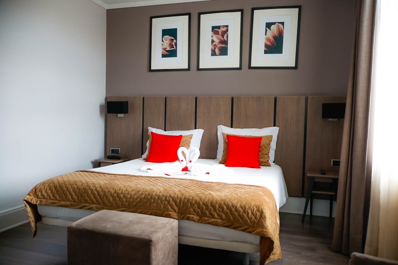 Quarto twin com decoração moderna e foco no bem-estar em Vizela.