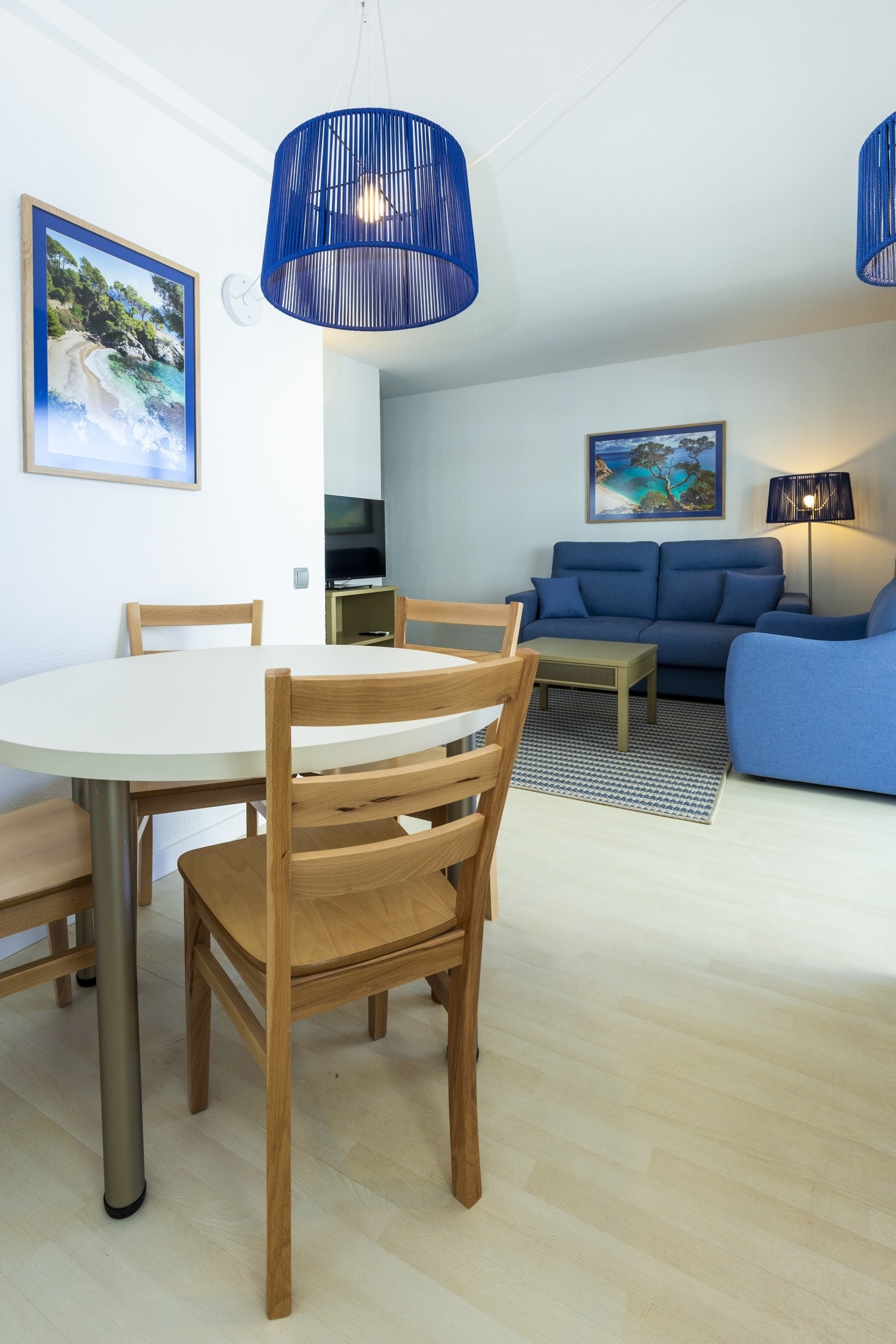 una sala de estar con dos sofás azules y una mesa de café