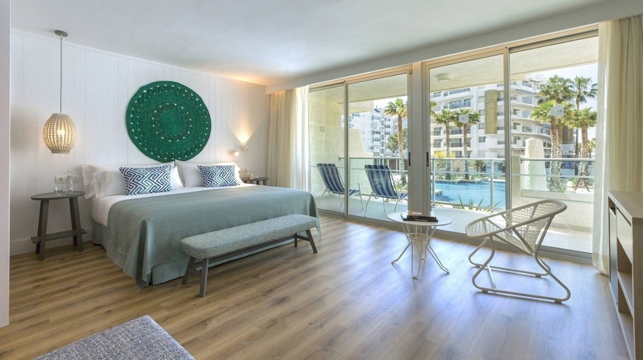 una habitación de hotel con una cama y una mesa