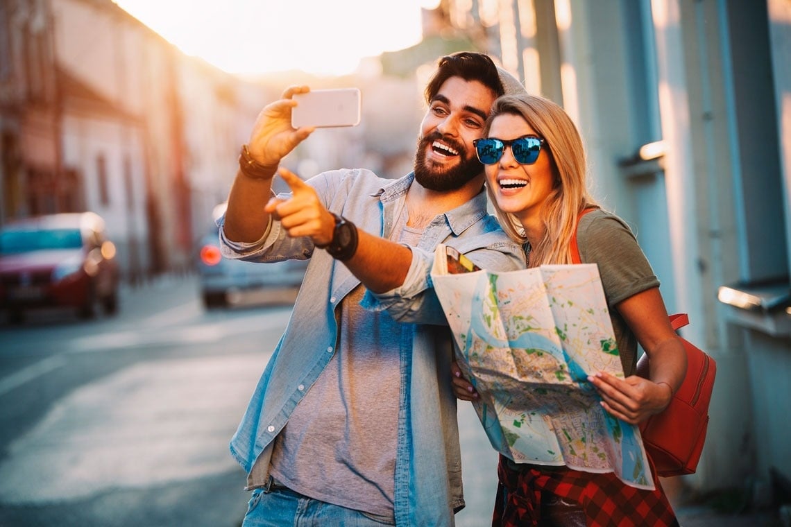 un homme et une femme prennent un selfie avec un téléphone portable