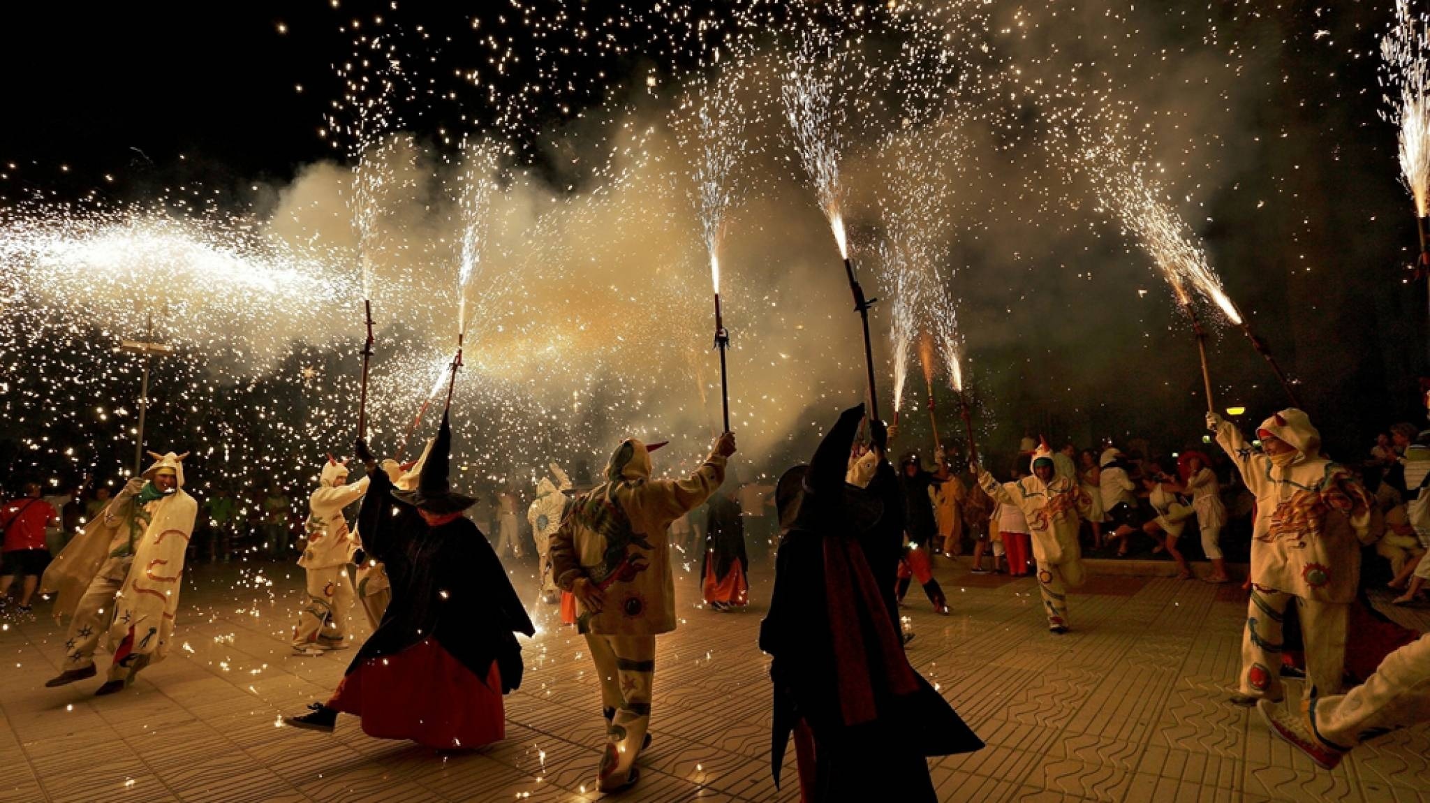 un groupe de personnes tenant des feux d' artifice dans la nuit