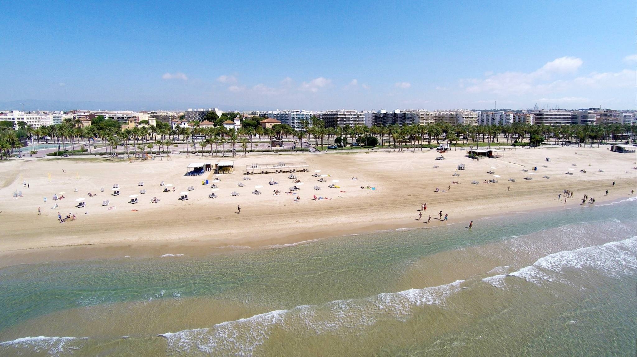 une vue aérienne d' une plage remplie de personnes