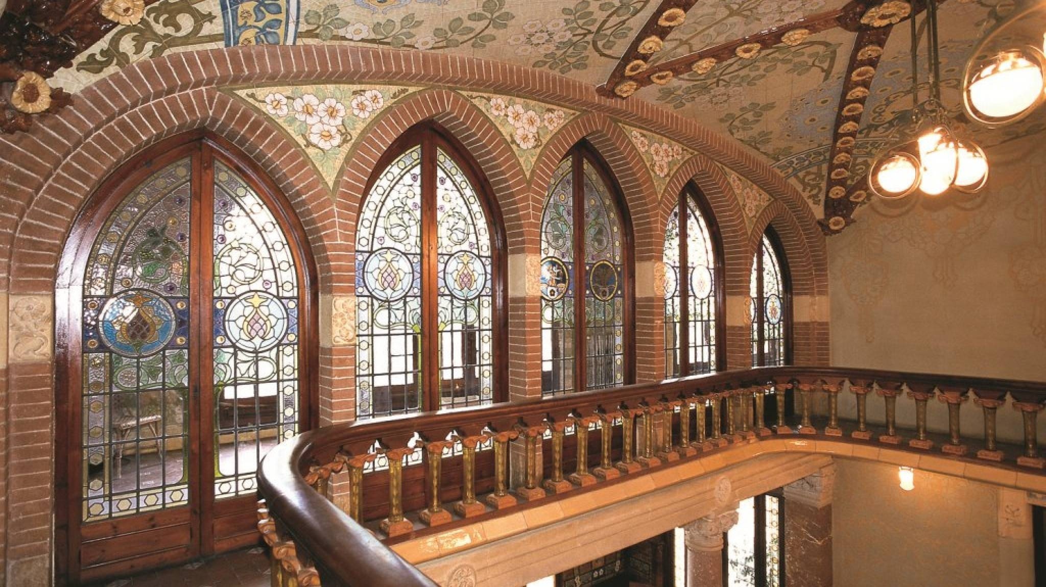 un escalier en bois avec des vitraux à l' intérieur d' un bâtiment