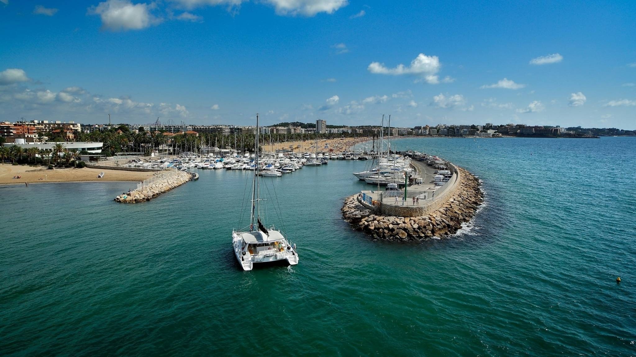 un bateau à voile blanc est amarré dans un port