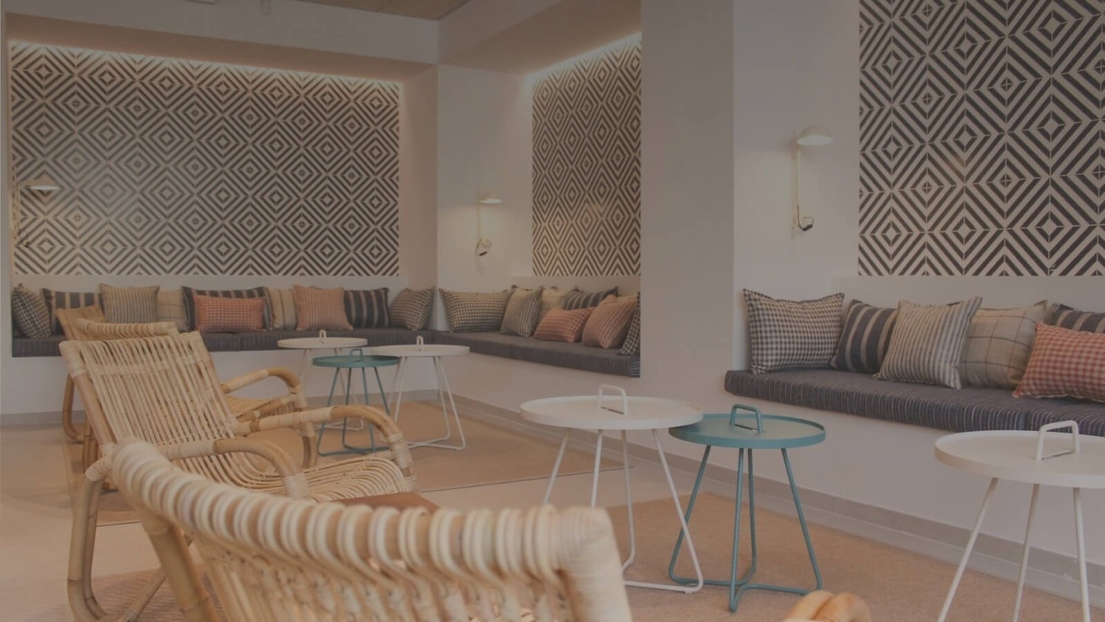 una sala de estar llena de muebles y almohadas