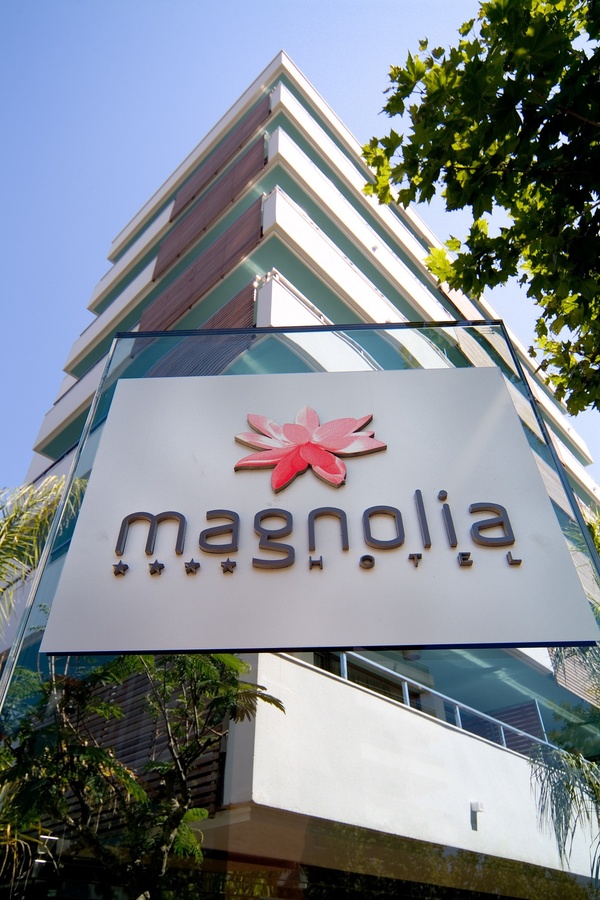 un gros plan d' une fleur orange à côté d' une piscine