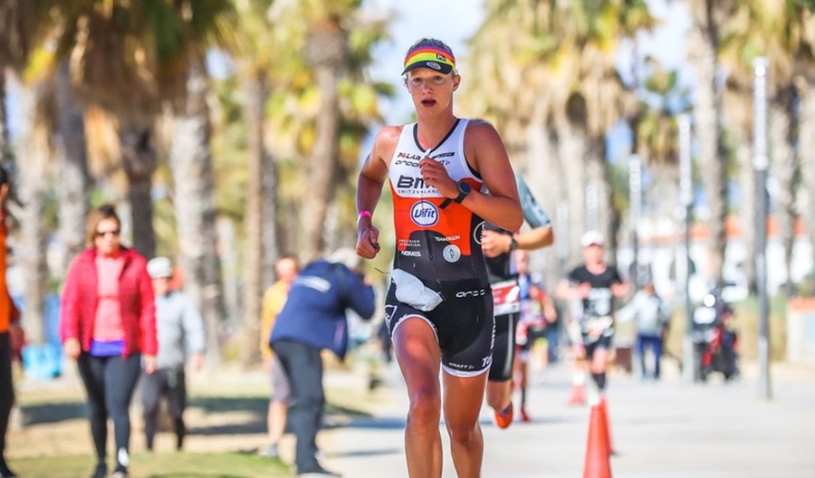 una mujer corre en una carrera con una camiseta que dice bmc