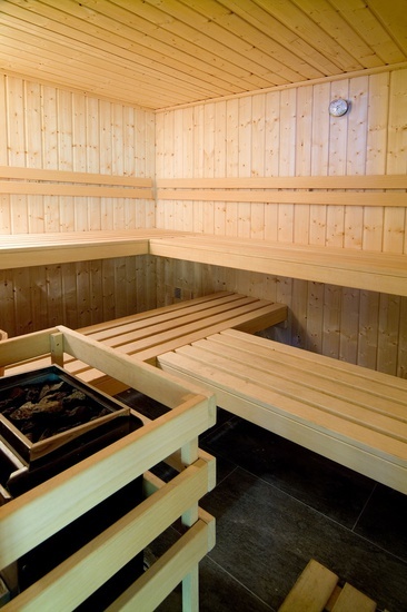 una sauna de madera con un reloj en el techo