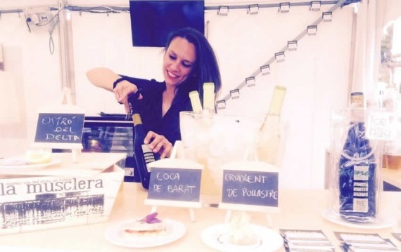 una mujer sonríe mientras sostiene una botella de coca cola de barat
