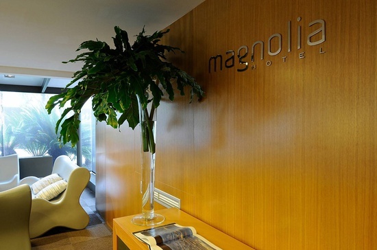 una pared de madera con la palabra magnolia encima