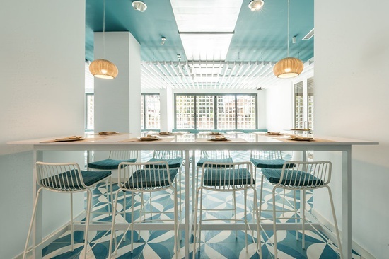 una mesa y sillas en un restaurante con un techo azul