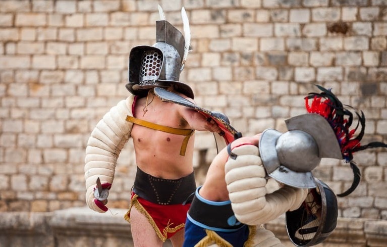 un primer plano de un aceite de oliva que se vierte de una cuchara