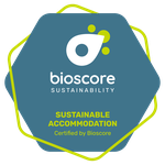 un emblema azul que dice bioscore sostenibilidad y acomodación sostenible certificada por bioscore