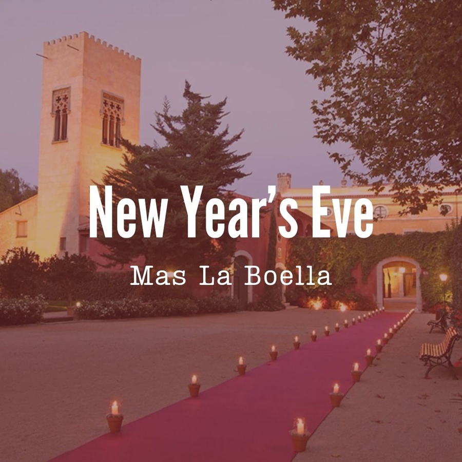 une carte de voeux de bonne année avec des feux d' artifice en arrière-plan