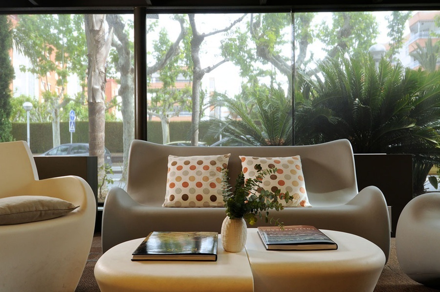 una sala de estar con un sofá y una mesa