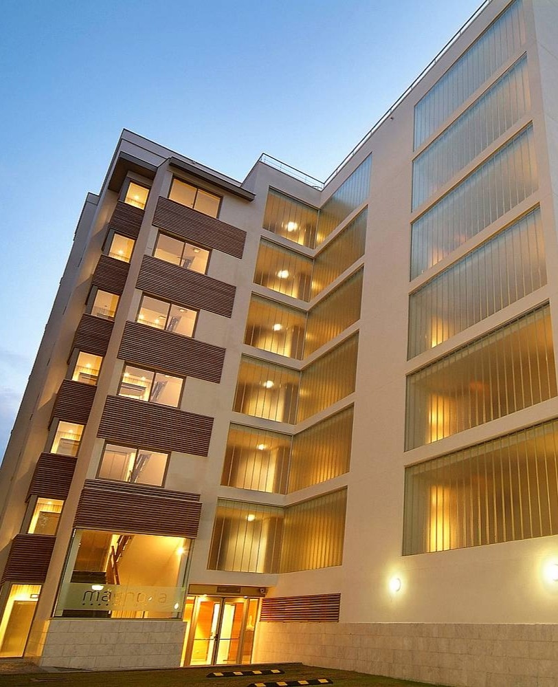 un edificio de apartamentos con la palabra mira en la parte delantera