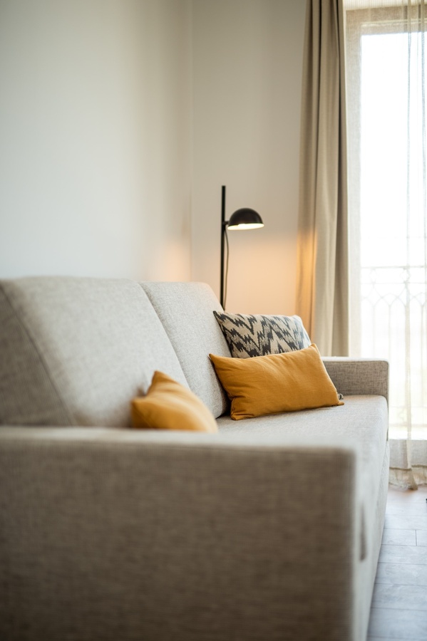 крупный план цветка перед бассейном