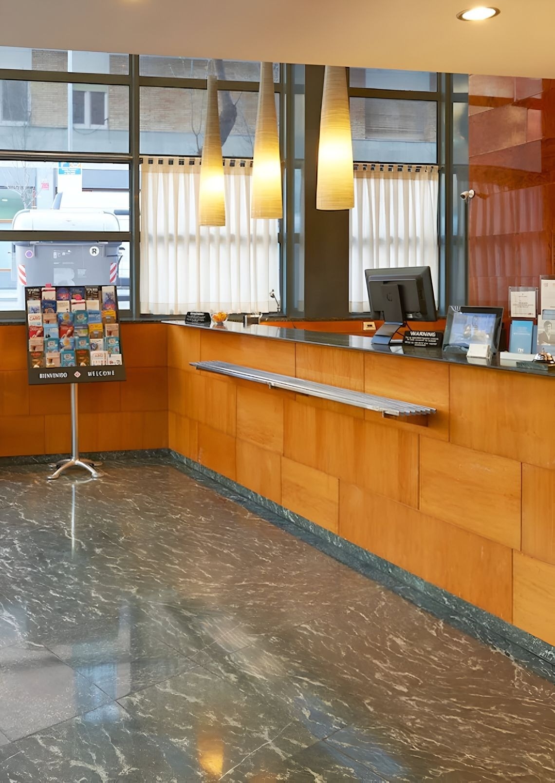 una hoja en forma de corazón está en la playa