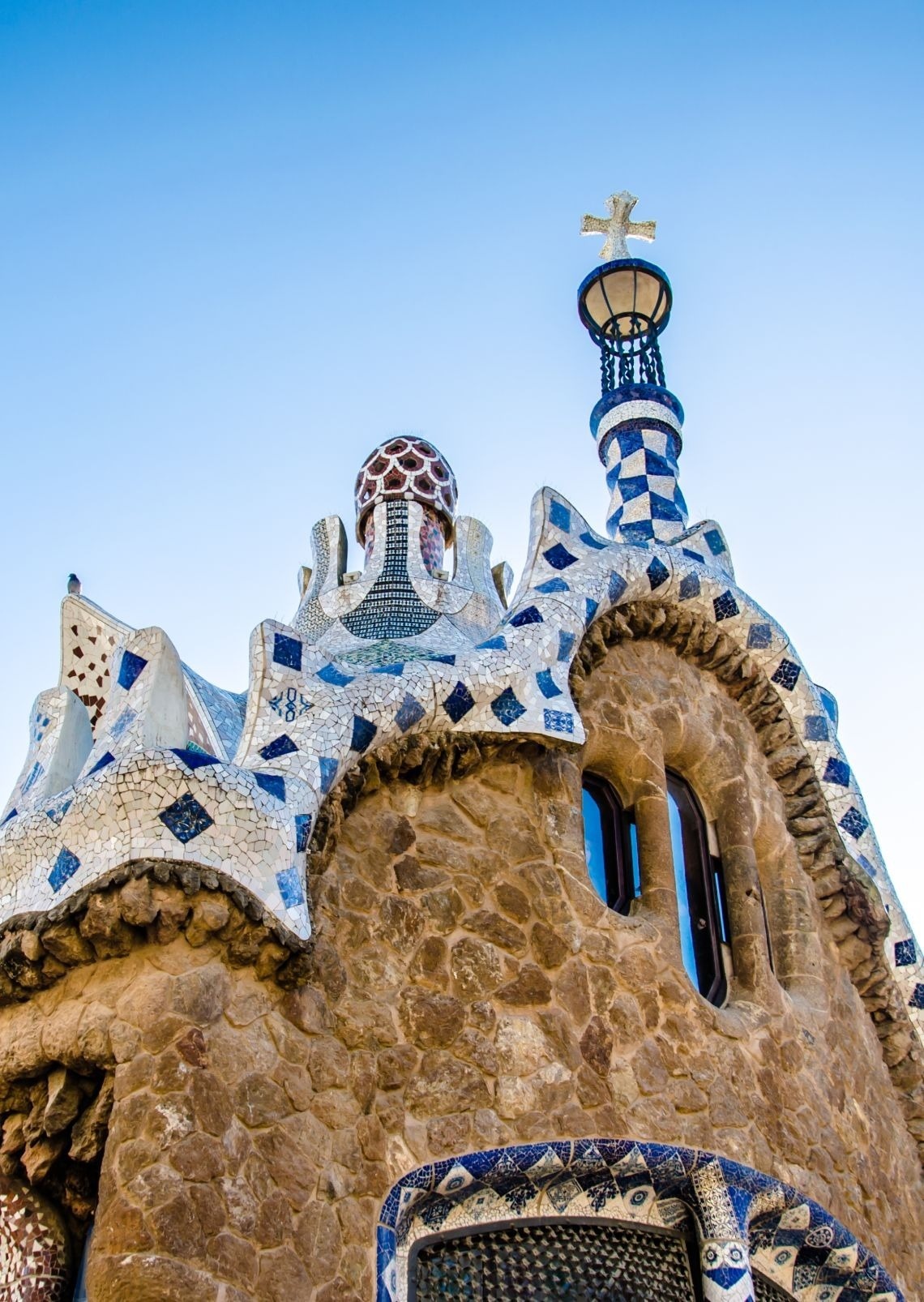 una hoja en forma de corazón está en la playa