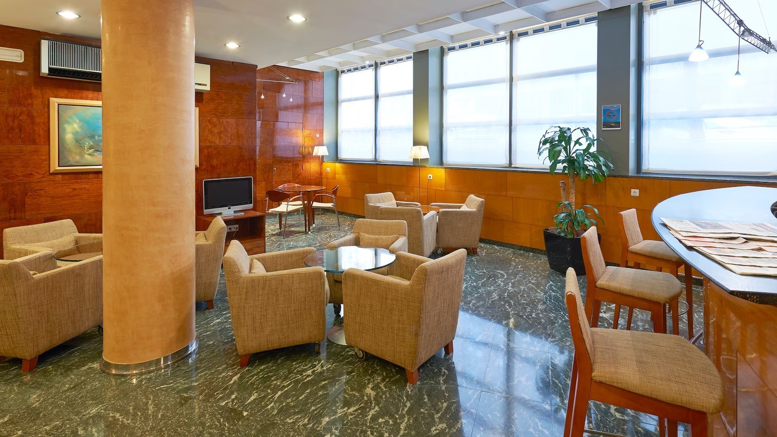 un edificio blanco con una vista del océano en el fondo