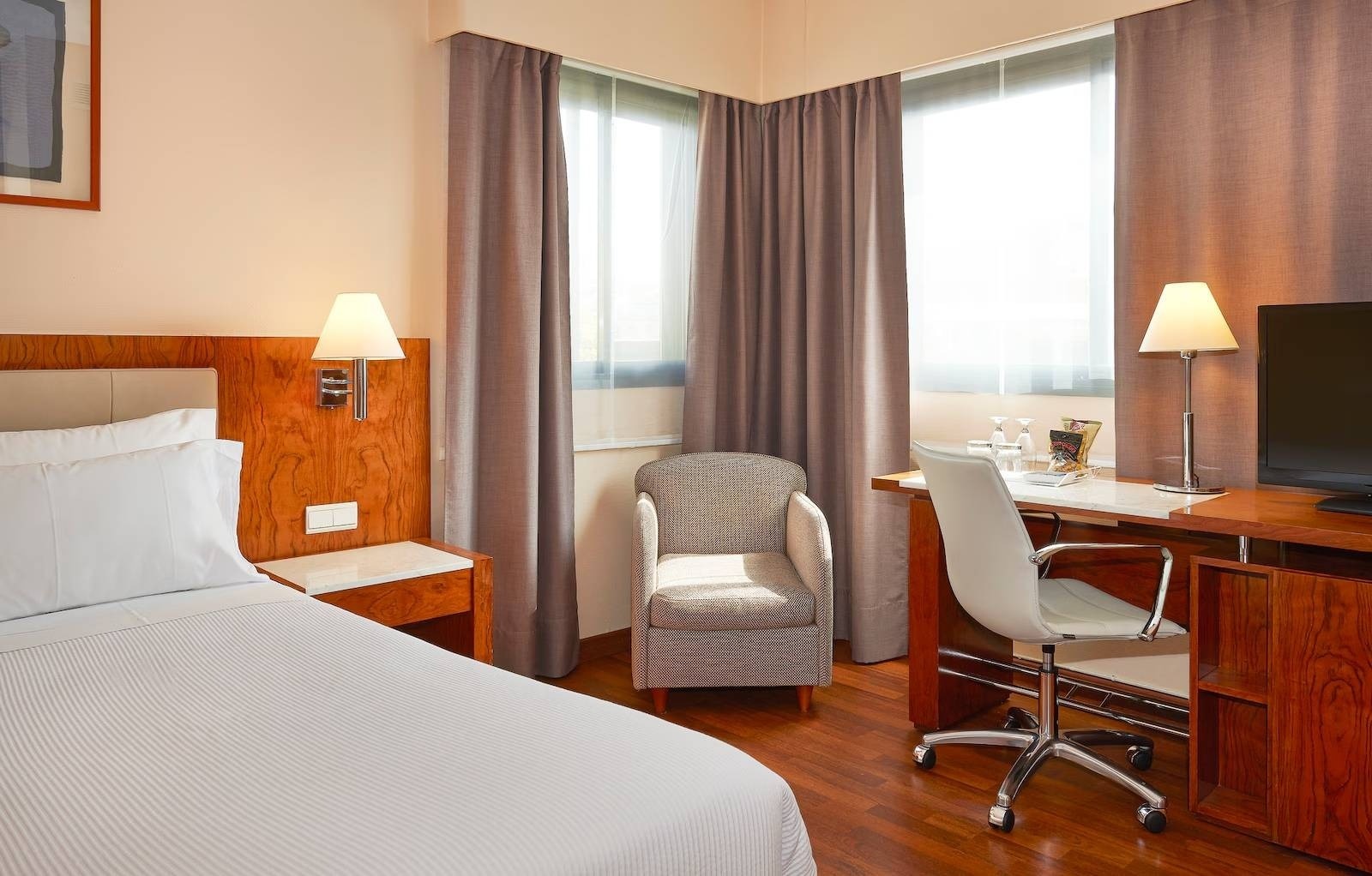 una habitación de hotel con una cama y una lámpara