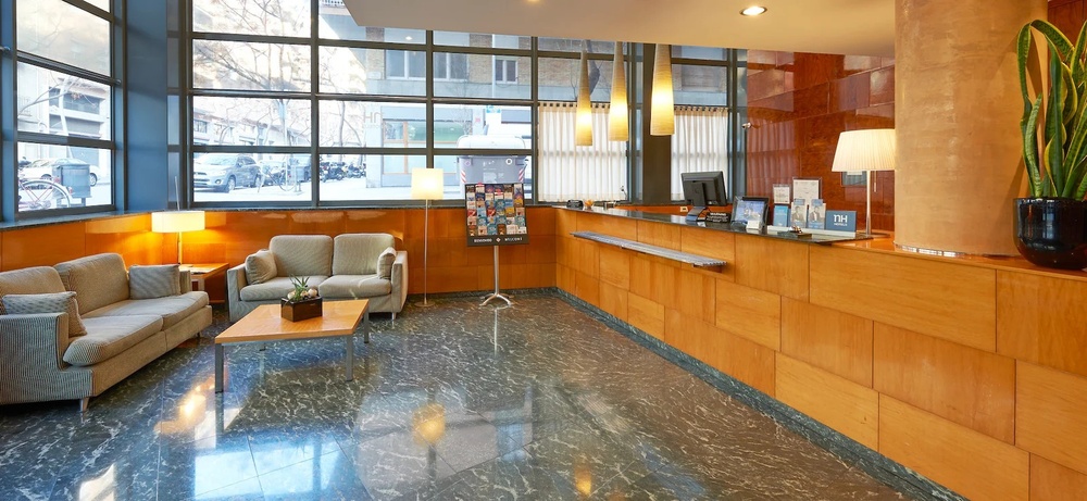 un montón de rosas rojas forman un fondo