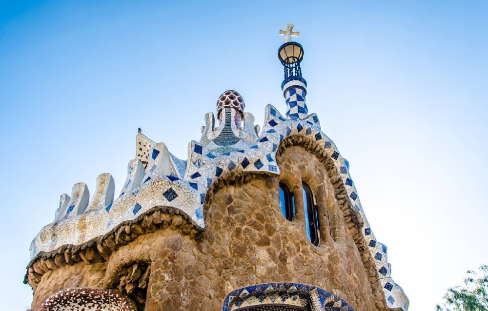 una mariposa está volando sobre una flor naranja