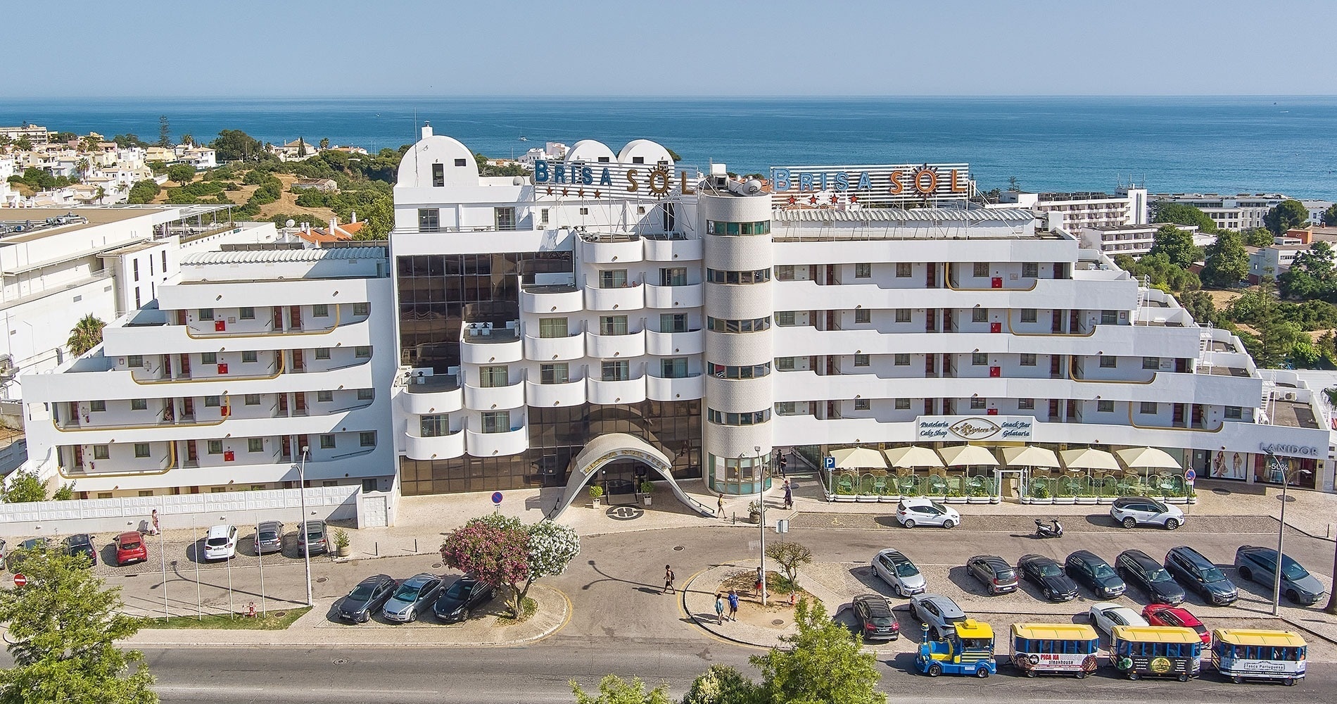 um grande prédio branco com a palavra hotel em cima