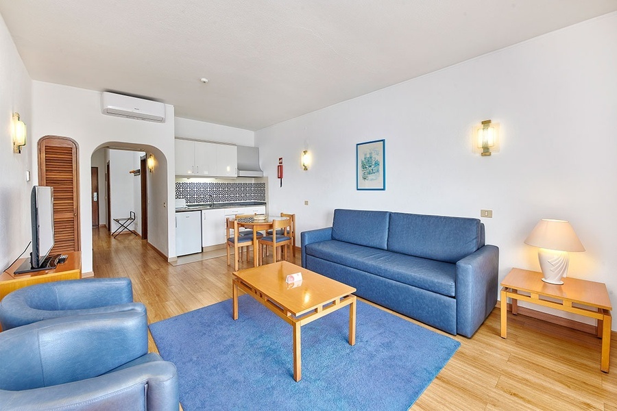 uma sala de estar com sofá azul e cadeiras azuis