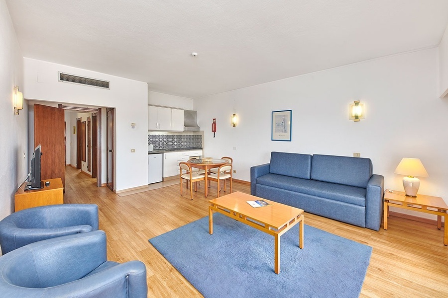 uma sala de estar com sofá azul e cadeiras azuis